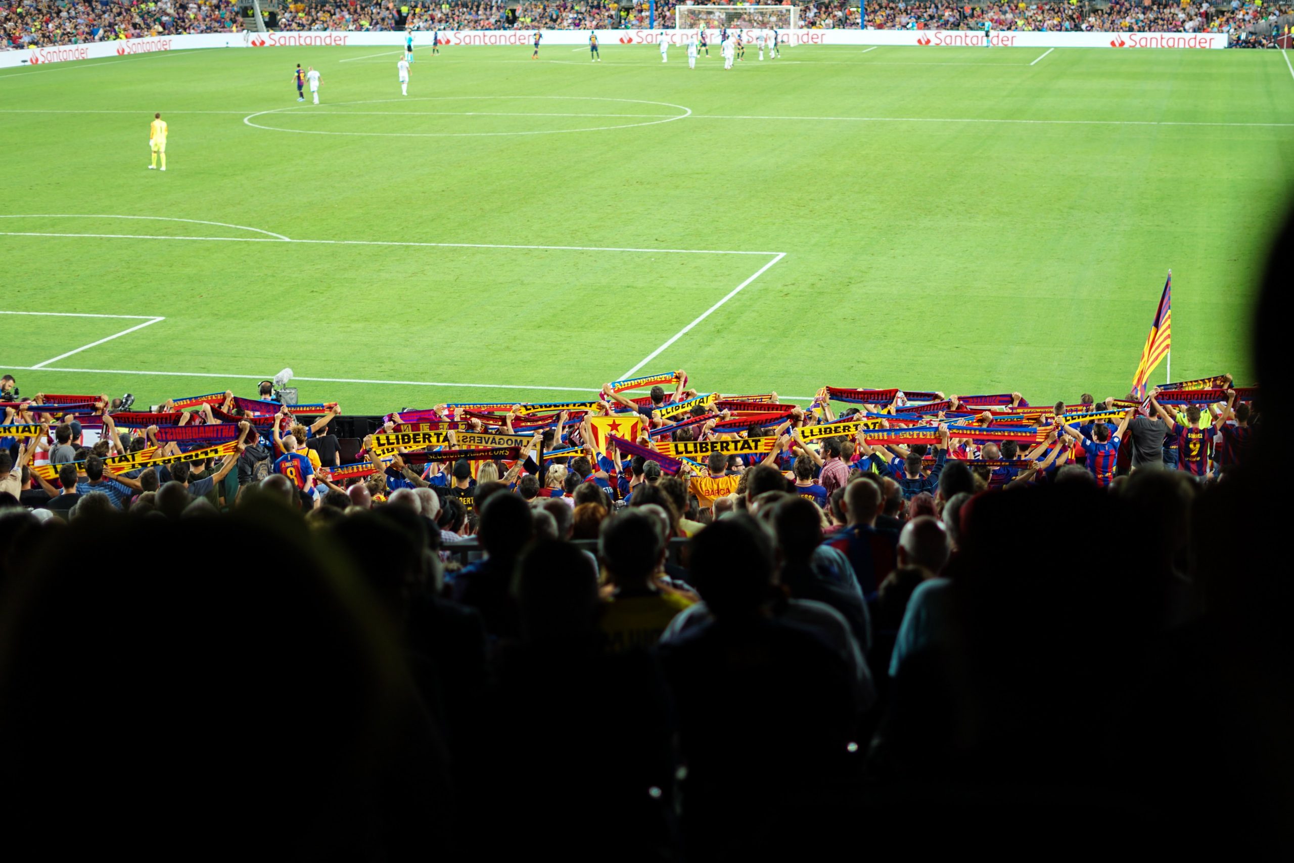 Torcedores do Barcelona levantam faixas pedindo "liberdade".