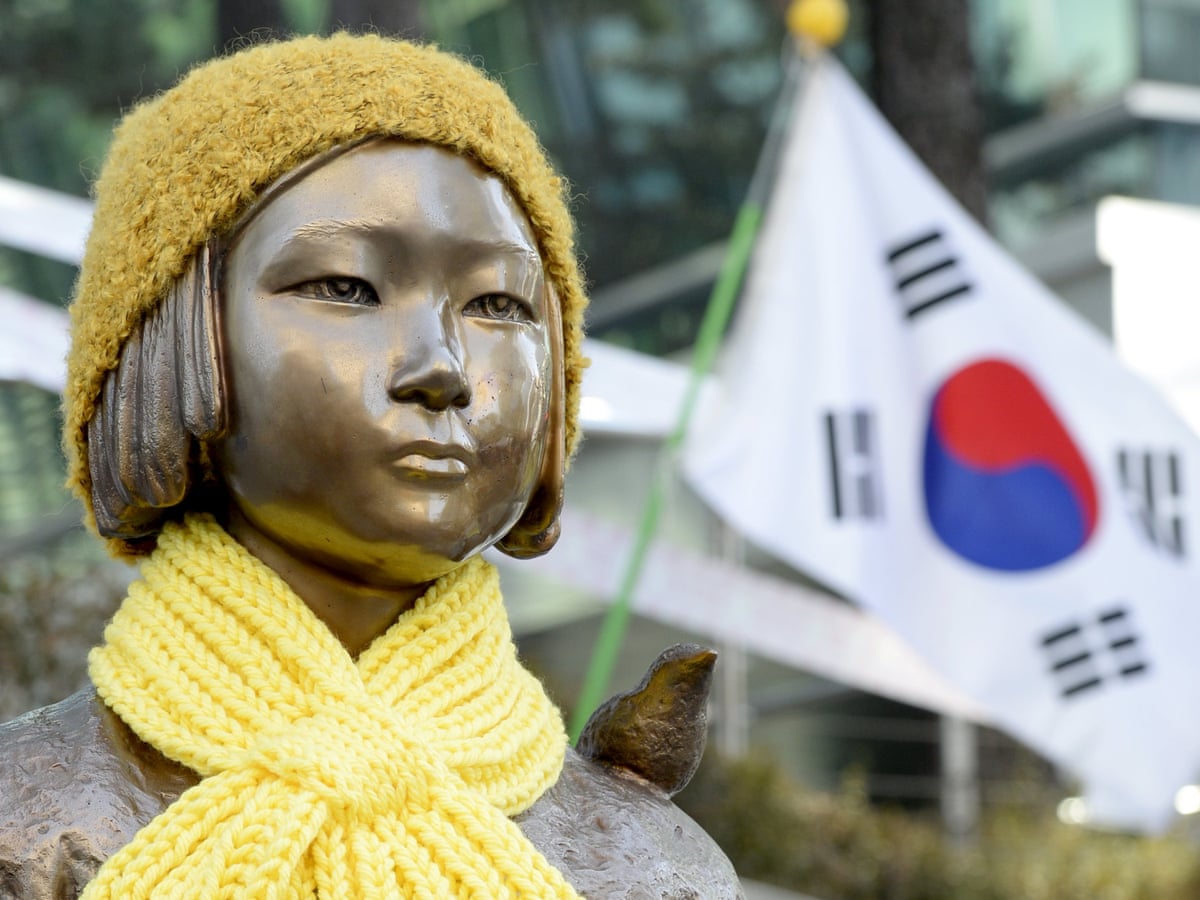 Estátua que representa as vítimas sexuais do Exército Imperial Japonês na frente da Embaixada do Japão, em Seoul, na Coreia do Sul. A imagem ilustra algumas heranças diplomáticas desse crime de guerra abordado (Foto: News1/Reuters).
