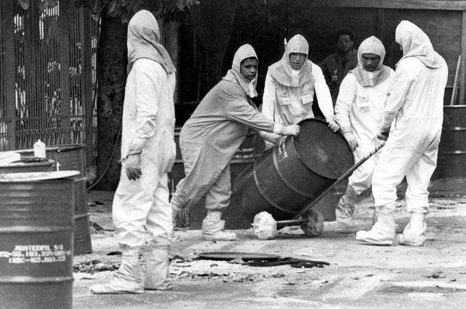 Técnicos da Comissão Nacional de Energia Nuclear e militares realizam a descontaminação das áreas com presença de material radioativo. (Foto: Luis Novaes/Folhapress)