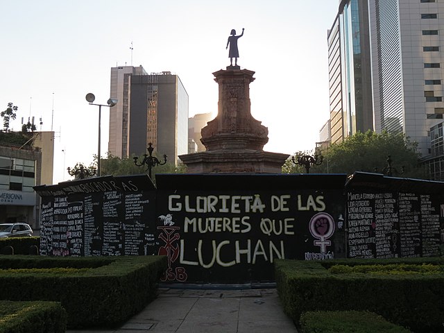 Antimonumento colocado onde havia um monumento de Cristóvão Colombo, onde ficou conhecido como “Glorieta de las mujeres que luchan”, no Paseo de la Reforma, na Cidade do México.