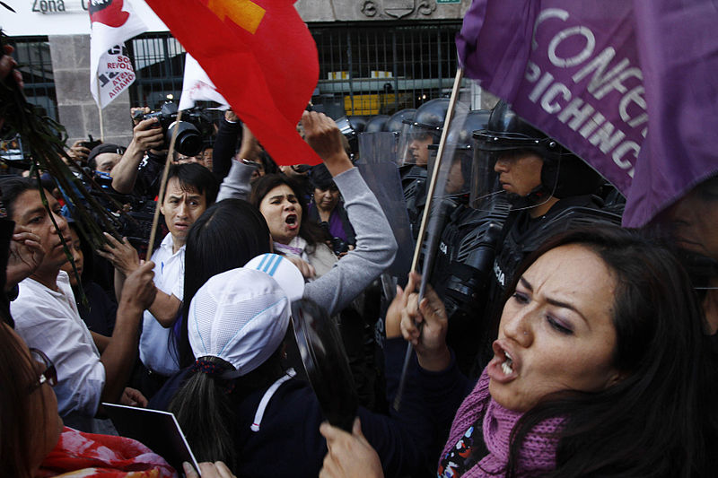 Grupo de trabalhadoras e mulheres indígenas protestando em Quito, em 18 de junho de 2015, contra o governo de Rafael Correa Delgado, então presidente do Equador