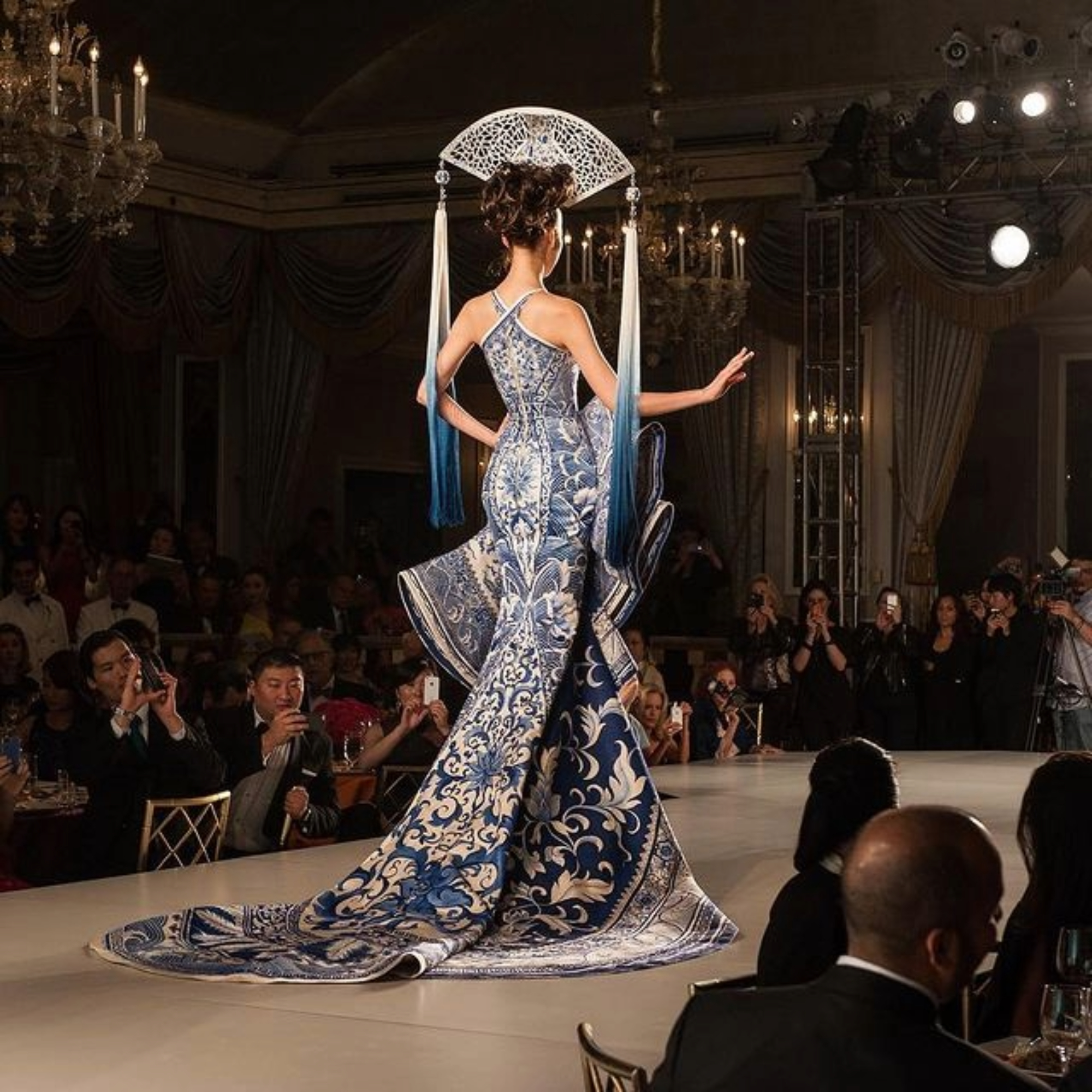 Desfile de moda no China Fashion Gala (2021), realizado em Nova York. (Foto: China Fashion Gala/ Instagram)