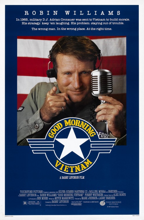 Imagem de fundo azul escuro com o ator Robin Williams,(homem branco de olhos azuis e cabelo castanho) segurando um microfone e usando fones de ouvido, enquanto está centralizado na frente das listras branca e vermelha da bandeira dos EUA, acompanhado de uma logo da força aérea que carrega o nome do filme em inglês, "Good Morning, Vietnam".