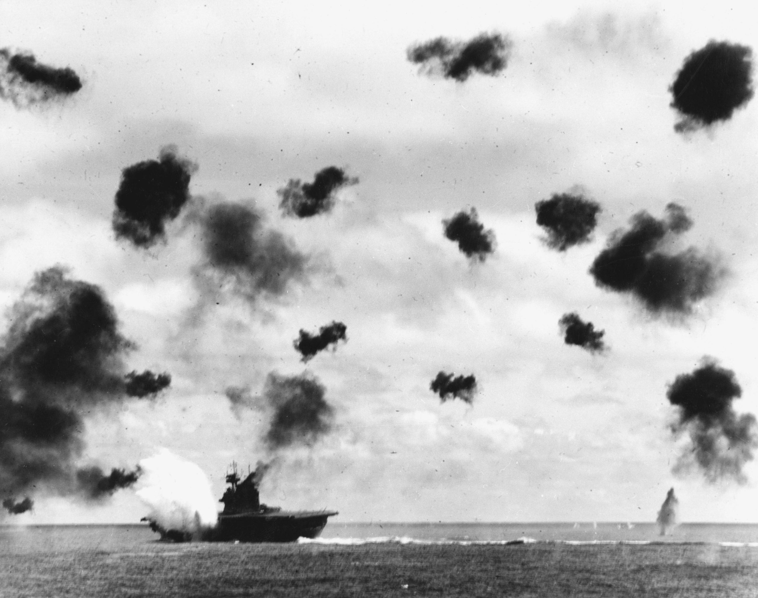 Porta-aviões USS Yorktown (CV-5) é atingido pela segunda vez por torpedos japoneses, na Batalha de Midway, em 04 de junho de 1942. O Yortown foi afundado três dias depois (Fonte: United States Navy/Wikicommons).
