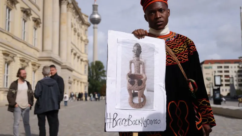 ARTE AFRICANA, MUSEU EUROPEU: A DEVOLUÇÃO DOS ARTIGOS ROUBADOS DURANTE A COLONIZAÇÃO DA ÁFRICA